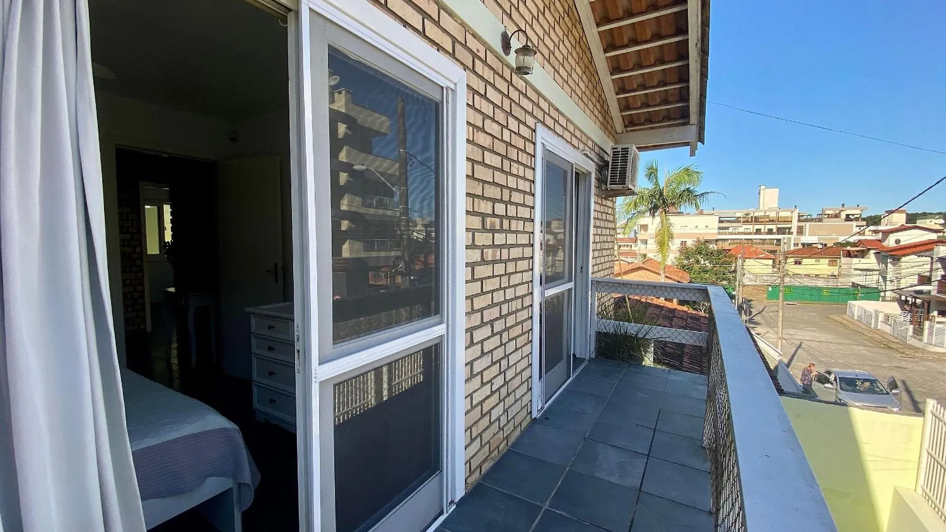 002B - Casa De Veraneio Em Bombinhas Com 4 Dormitorios Proxima Ao Mar Brazílie