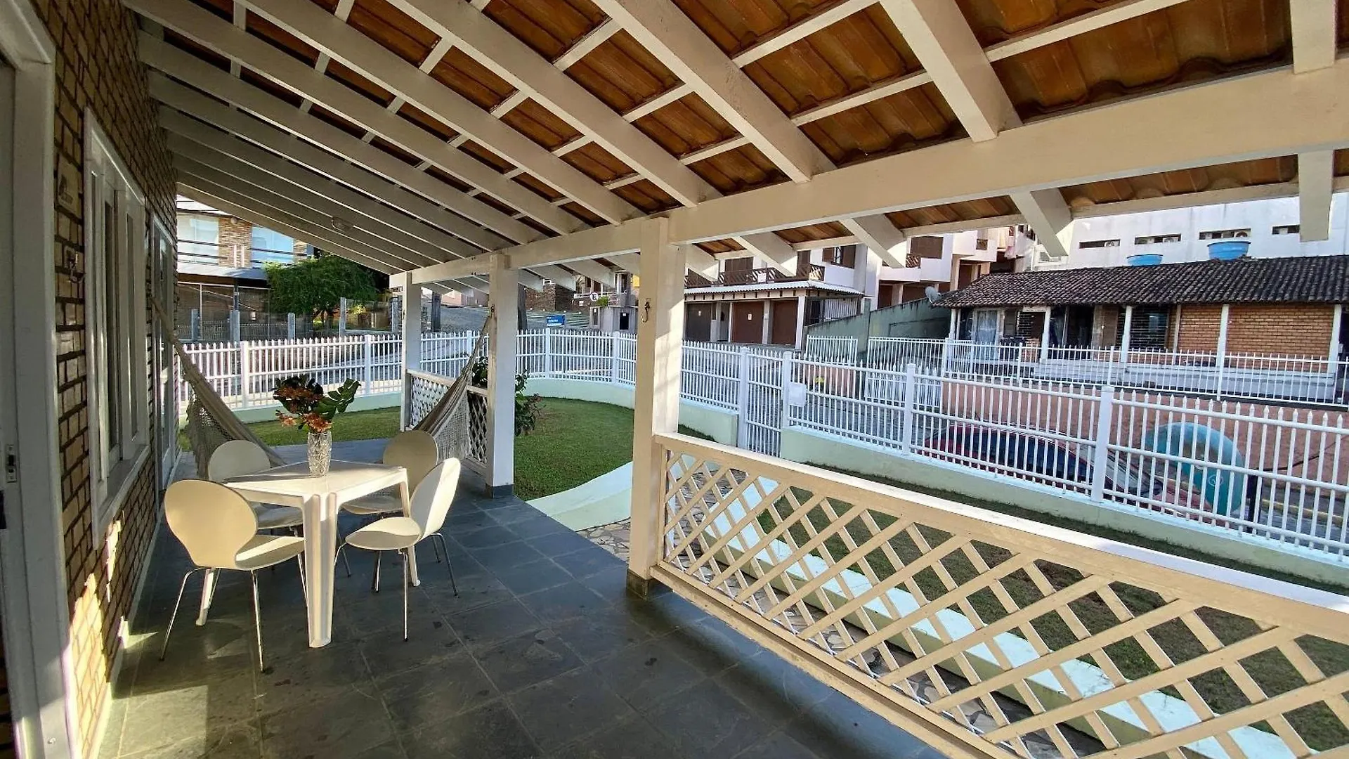 002B - Casa De Veraneio Em Bombinhas Com 4 Dormitorios Proxima Ao Mar 0*,  Brazílie
