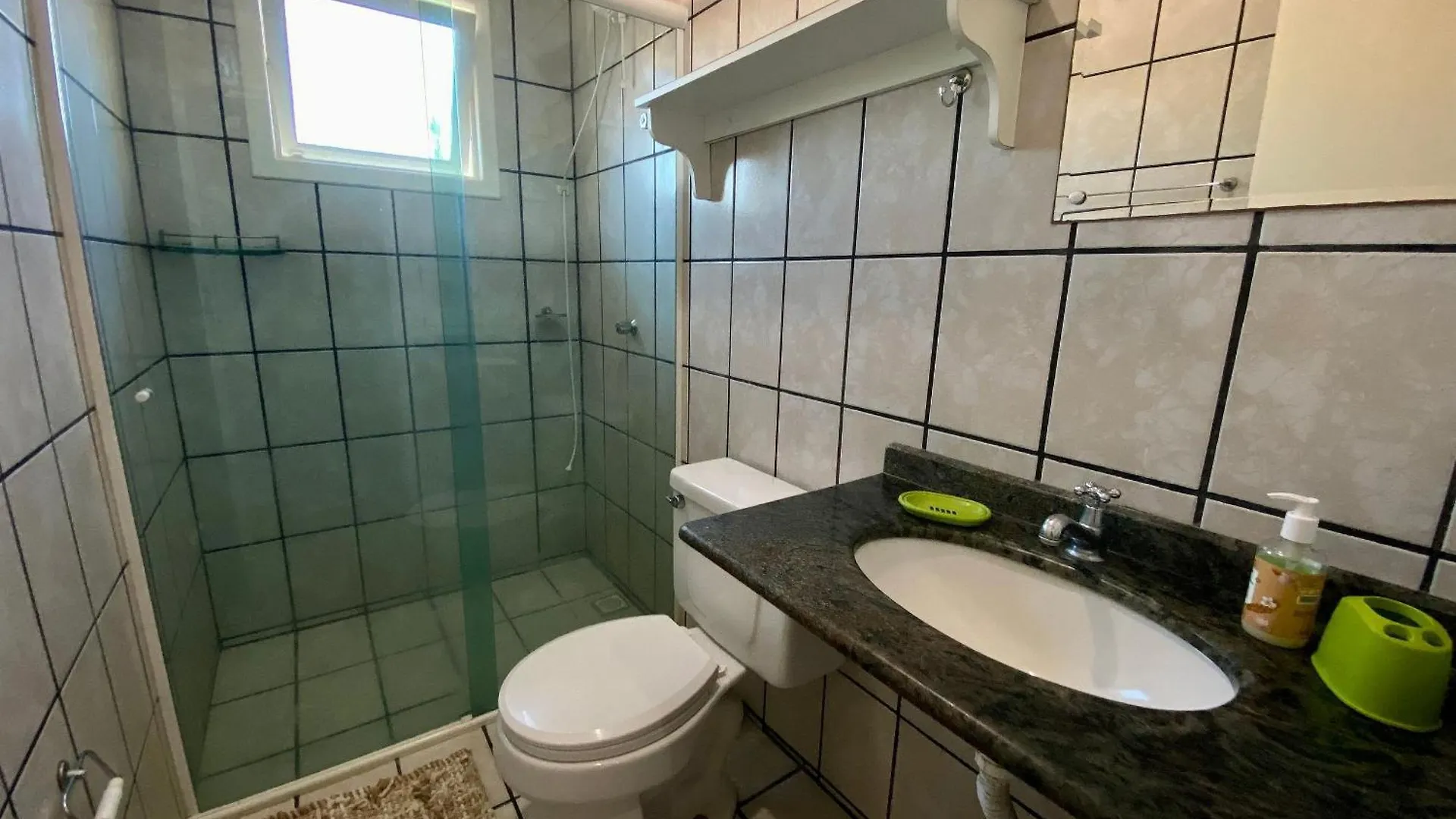 002B - Casa De Veraneio Em Bombinhas Com 4 Dormitorios Proxima Ao Mar Brazílie