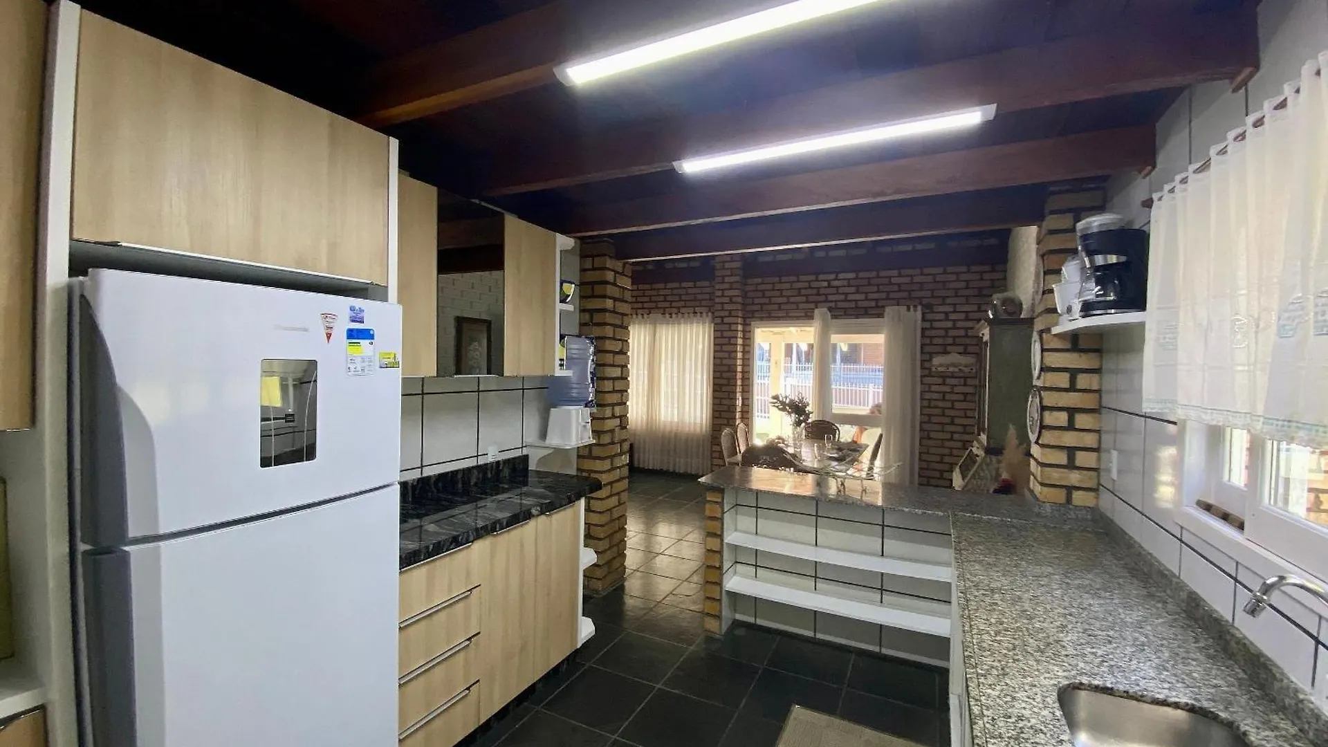 002B - Casa De Veraneio Em Bombinhas Com 4 Dormitorios Proxima Ao Mar