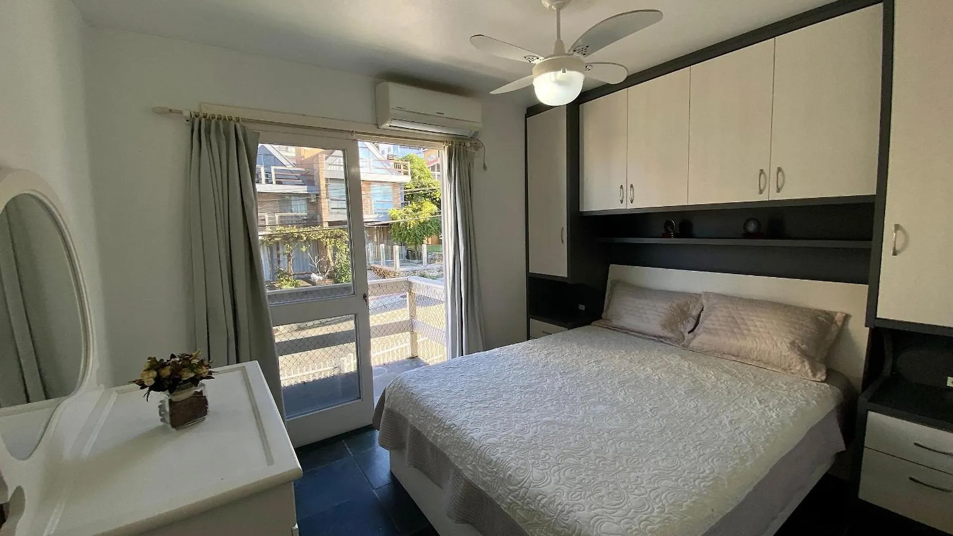 002B - Casa De Veraneio Em Bombinhas Com 4 Dormitorios Proxima Ao Mar Ferienhaus