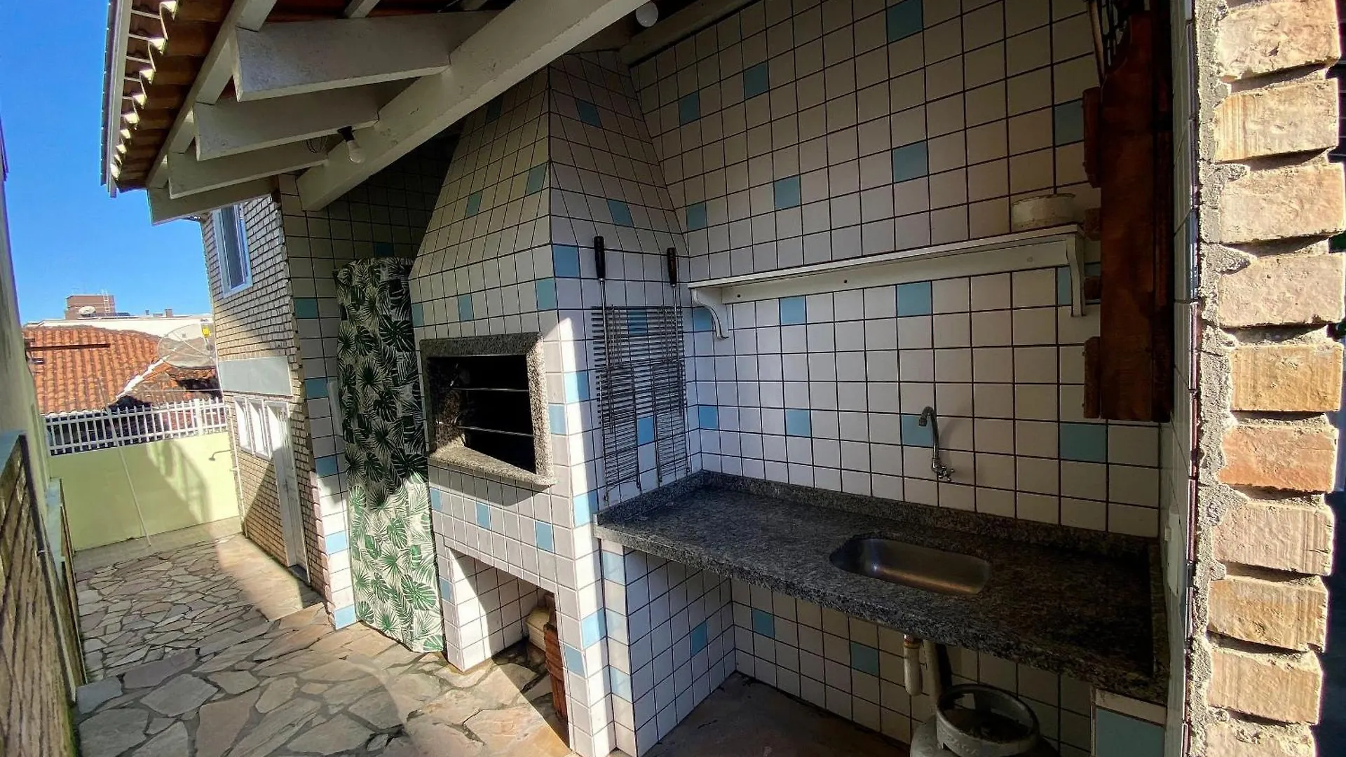 002B - Casa De Veraneio Em Bombinhas Com 4 Dormitorios Proxima Ao Mar