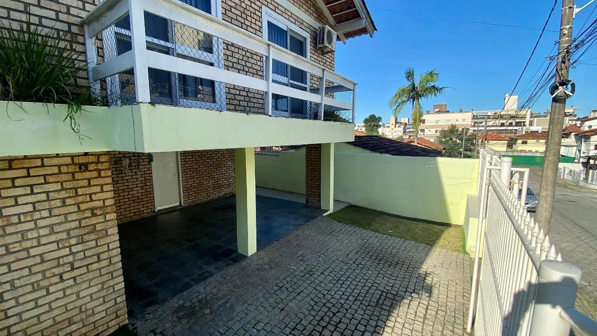 002B - Casa De Veraneio Em Bombinhas Com 4 Dormitorios Proxima Ao Mar 0*,