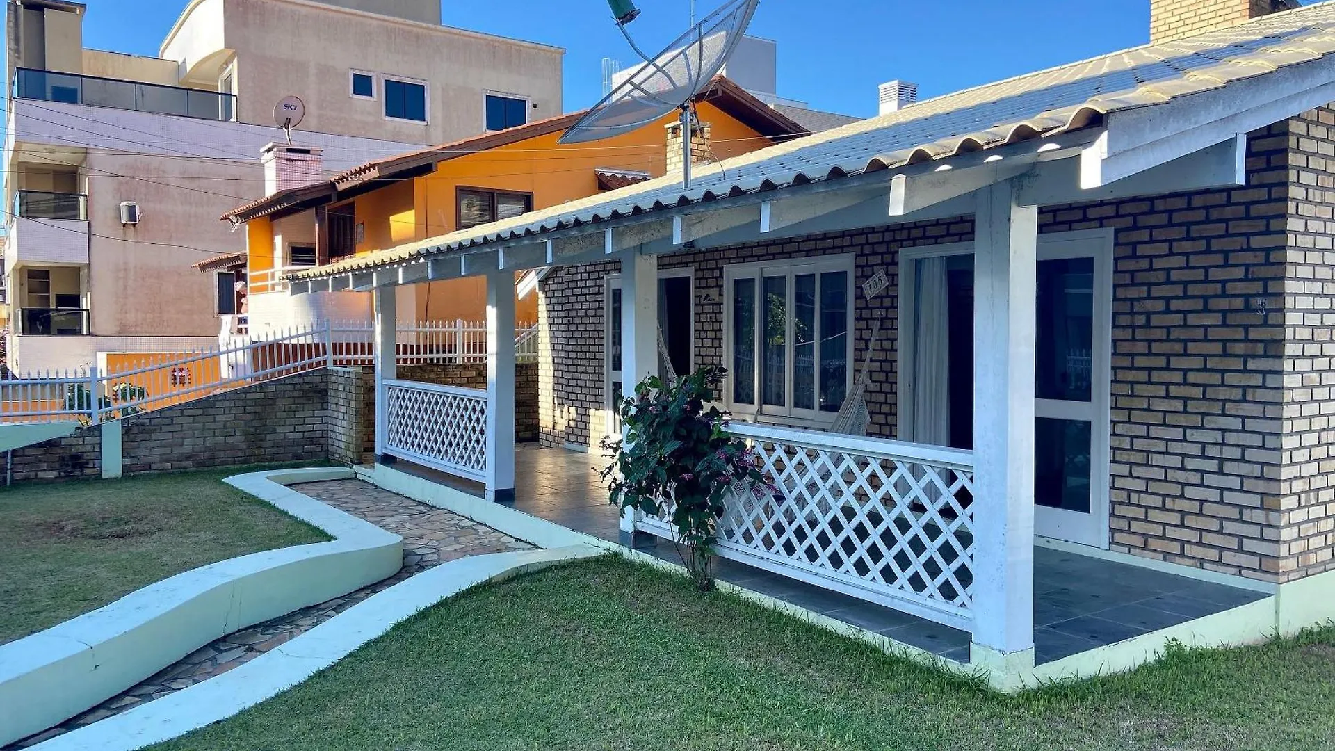 002B - Casa De Veraneio Em Bombinhas Com 4 Dormitorios Proxima Ao Mar