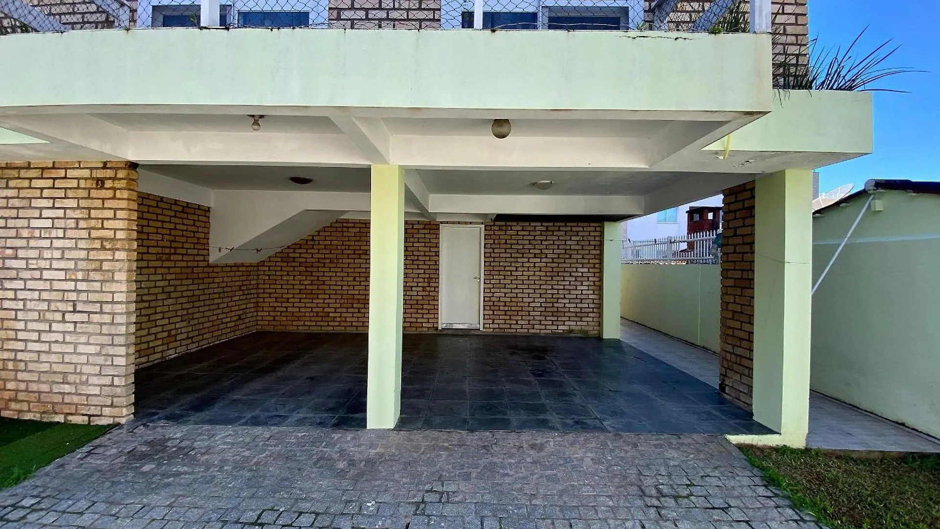 002B - Casa De Veraneio Em Bombinhas Com 4 Dormitorios Proxima Ao Mar